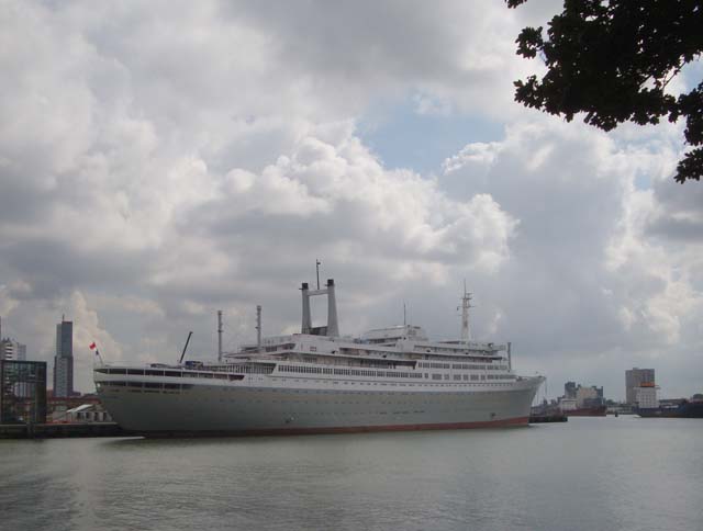Voormalig cruiseschip ss Rotterdam van de Holland America Line aan de kade in Katendrecht in Rotterdam